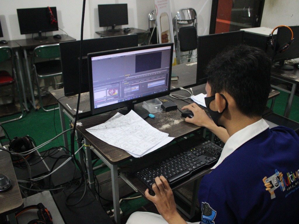 Praktik Editing Video Studio Komputer Workstation